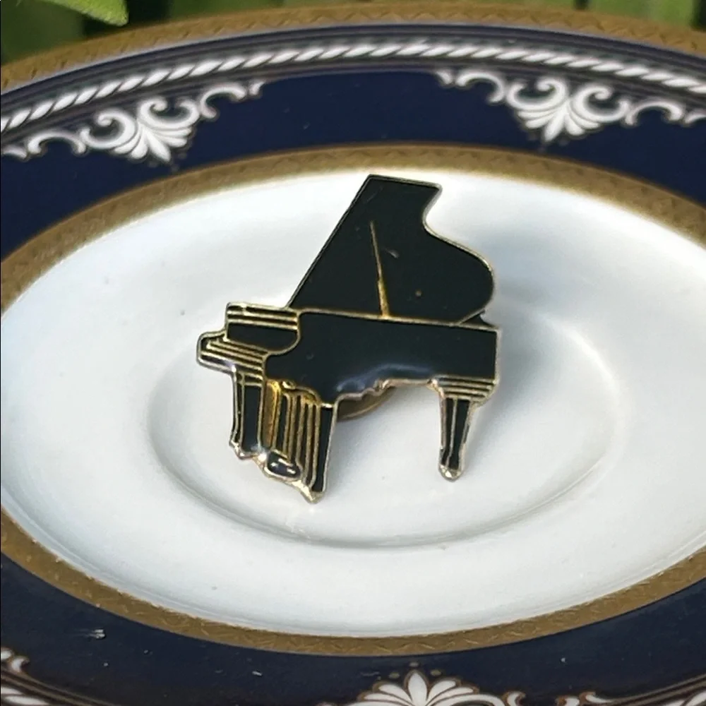 Vintage Black and Gold Baby Grand Piano Tak Pin